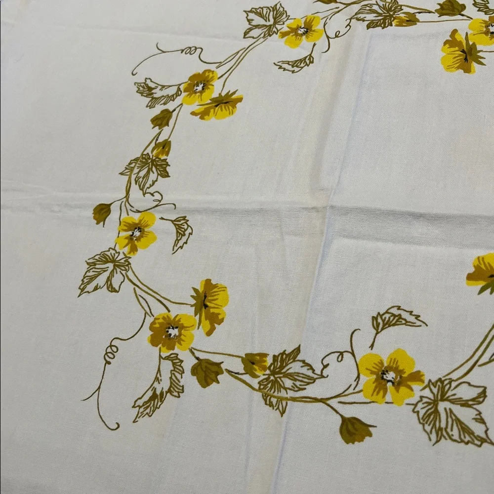 Vintage Tablecloth perfect size & the gold apples & berries are beautiful Soft